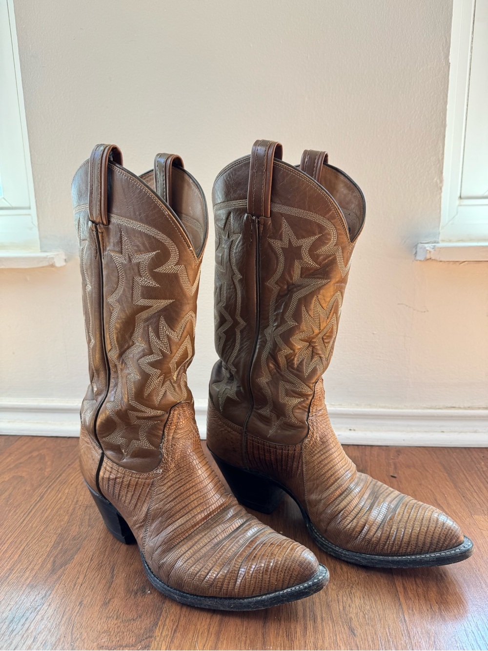 Tony Lama Brown Leather Western Lizard Cowboy Boots with Star Stitching